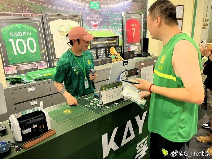 手机游戏-有吧友偶遇吗？张稀哲亲自“戴帽”上阵，在国安商店当收银员