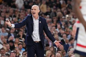 9game-冲击三连冠失败！康大主帅谈拒绝湖人offer：父亲曾建议我接受